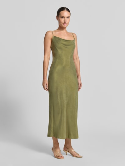 Vrouwenmodel draagt Midikleid aus Lyocell-Mix met viscose Model 'Lina' van GUESS, all-over paisleyprint, spaghettibandjes, slim fit, olijfgroen, gladde textuur, Ganzkörperansicht van voren.