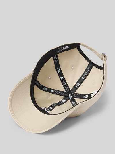 Produktfoto, Basecallcap aus reiner Baumwolle Modell '9TWENTY' von New Era, beige, schwarzes Innenband, verstärkter Schirm, Statement-Applikation, verstellbarer Riegel auf der Rückseite, strukturierte Baumwolloberfläche