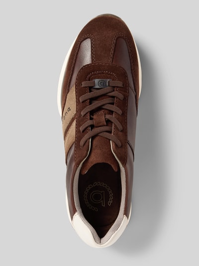 Produktfoto, Sneaker aus beschichtetem Leder mit Label-Details Modell 'Timon' von bugatti, braune Töne, strukturierte Sohle, abgerundete Form.