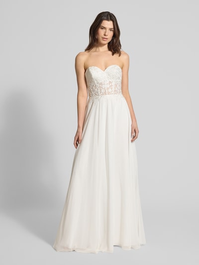 Frauenmodel trägt Regular Fit Brautkleid mit floralem Spitzenbesatz von Luxuar, semitransparentes Design, Schulterfrei, Ganzkörperansicht von vorne.