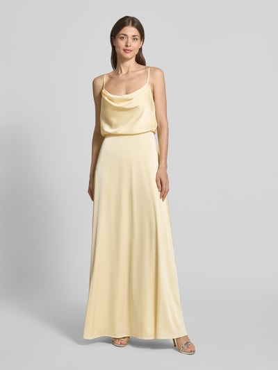 Frauenmodel trägt Abendkleid aus Satin mit Spaghettiträgern von Hey Kyla, hellgelb, tailliert, glatte Oberfläche, Ganzkörperansicht von vorne.