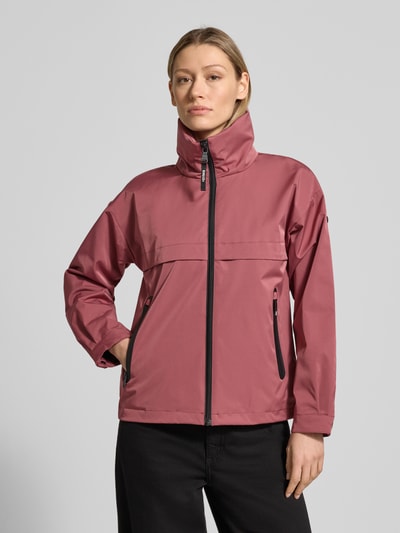 Frauenmodel trägt Jacke mit Stehkragen von khujo in Rosa, mit Reißverschluss und Reißverschlusstaschen, Regular-Fit, Rückenlänge 60 cm, Schulterbreite 51 cm, Brustweite 50 cm, Ärmellänge 54 cm, Ganzkörperansicht von vorne.