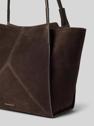 Produktfoto, Shopper aus echtem Leder von Victoria Beckham in Dunkelbraun mit geradlinigen Nähten, glatter Textur und Label-Detail, Magnetverschluss, schmales Innensteckfach, Hauptfach, Maße 51x31x18 cm