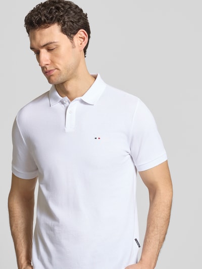 Männermodel trägt Regular Fit Poloshirt aus Baumwolle von HECHTER PARIS in Weiß, kurze Ärmel, Polokragen, Nahaufnahme Oberkörper.