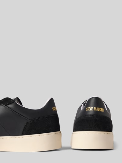 Produktfoto, Sneakersy z naturalnej skóry z detalem z logo model 'Lyonell' od Steve Madden w kolorze czarnym, zaokrąglony czubek, wiązanie, wysokość obcasa w rozmiarze 44: 4 cm, wysokość cholewki w rozmiarze 44: 8 cm, szerokość w rozmiarze 44: 6 cm, matowa tekstura z elementami zamszu