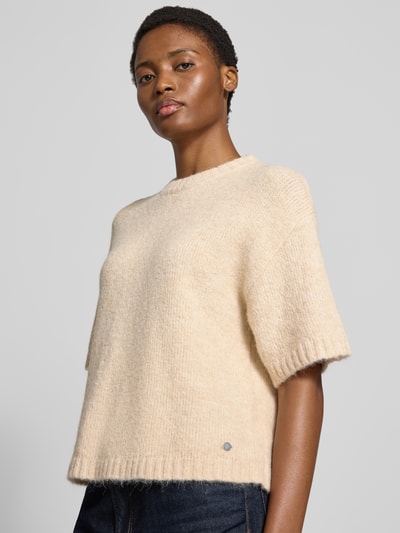 Frauenmodel trägt Strickpullover mit 1/2-Arm Modell 'Lotti' von GUIDO MARIA KRETSCHMER WOMAN in Beige, grobe Struktur, Rundhalsausschnitt, Nahaufnahme Oberkörper. Damen Strickpullover, Material-Mix mit Woll-Anteil, Regular Fit.