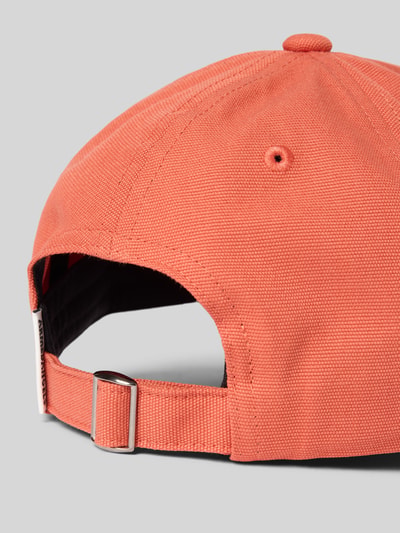 Produktfoto, Basecap aus reiner Bio-Baumwolle Modell 'YENAAS' von Armedangels in Koralle, strukturierte Oberfläche, verstellbarer Riegel, unifarben