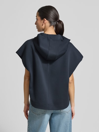 Frauenmodel trägt Loose Fit Sweatjacke aus Baumwoll-Mix Modell 'GATTINI' von MAX&Co. in Dunkelblau mit Kapuze, unifarben, Ganzkörperansicht Rückansicht.
