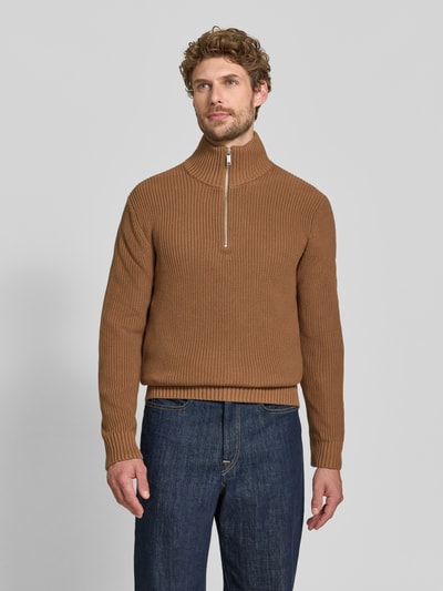 Männermodel trägt Slim Fit Strickpullover aus reiner Baumwolle mit Troyer-Kragen von MCNEAL in Braun, grobe Rippstruktur, Gerippte Abschlüsse, Langarm, Ganzkörperansicht von vorne.