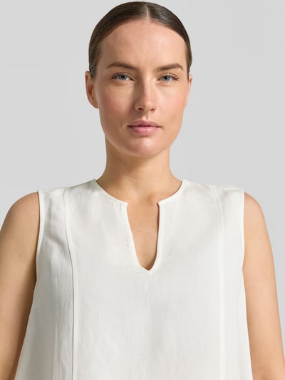 Frauenmodel trägt Blusentop aus Viskose-Leinen-Mix Modell 'Fazil' von OPUS, Regular-Fit, V-Ausschnitt, in Creme, Kontext laut Beschreibung, Nahaufnahme Oberkörper.