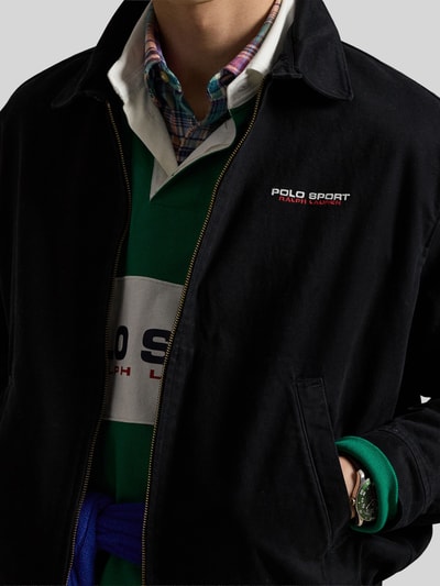 Männermodel trägt Regular Fit Blouson aus reiner Baumwolle von Polo Ralph Lauren, unifarben, seitliche Eingrifftaschen, Nahaufnahme Oberkörper.