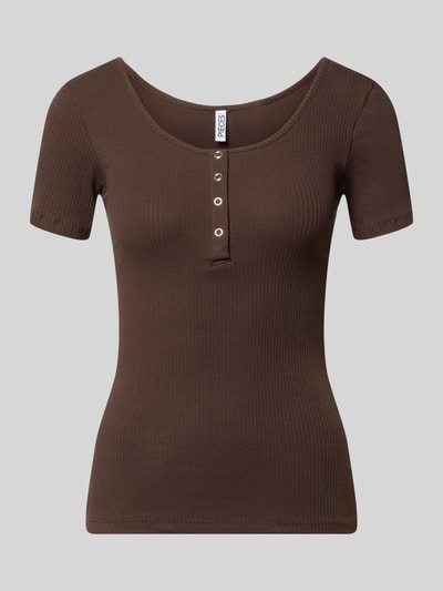 Produktfoto, braunes Slim Fit T-Shirt aus Baumwoll-Mix Modell 'KITTE' von Pieces, Damen T-Shirt, gerippte Struktur, kurze Ärmel, neutrale Kulisse