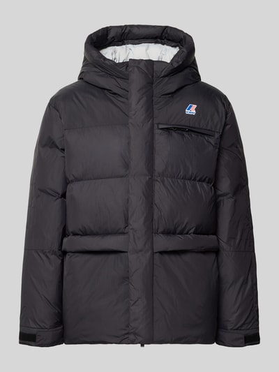 Produktfoto, schwarze Steppjacke mit Logo und Kapuze von K-WAY, matte Oberfläche, Regular Fit, verdeckter Reißverschluss, Herrenmodell
