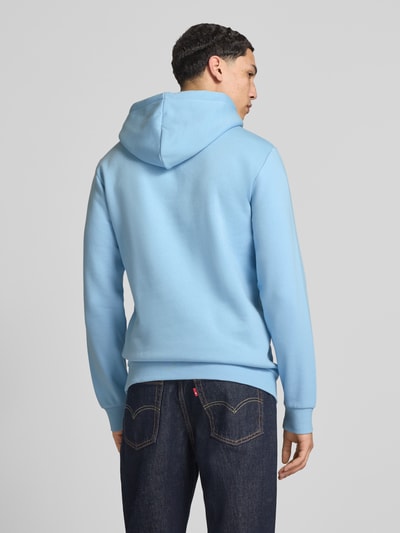 Männermodel trägt Regular Fit Hoodie aus Baumwoll-Mix Modell 'CERES' von Only & Sons, Optik: Unifarben, Sweat-Textur, Ganzkörperansicht Rückansicht.