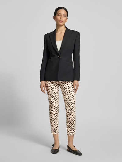 Frauenmodel trägt Slim Fit Hose in verkürzter Passform von Christian Berg Woman, Baumwoll-Mix mit Stretch-Anteil, Allover-Look, Ganzkörperansicht von vorne.
