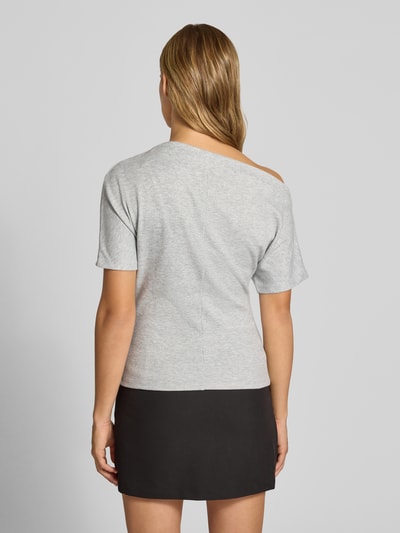 Frauenmodel trägt Regular Fit T-Shirt mit Viskose-Anteil Modell 'SILLY' von ONLY, grau, kombiniert mit schwarzem Rock, Ganzkörperansicht Rückansicht, Damen T-Shirt von ONLY.