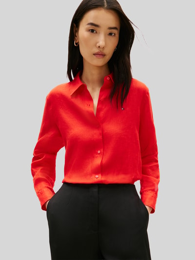 Frauenmodel trägt Relaxed Fit Langarmbluse aus reinem Leinen von Tommy Hilfiger in Optik: Unifarben, Materialverarbeitung: Flammgarn, Ganzkörperansicht von vorne.