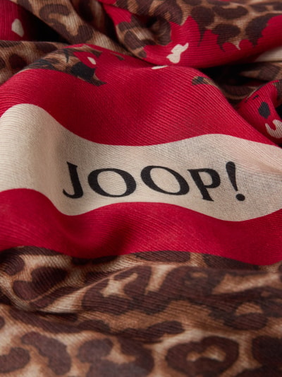 Produktfoto, Schal mit Allover-Animal-Print Modell 'Adalia' von JOOP!, Baumwoll-Mix mit Modal-Anteil, rote und braune Töne, Logo-Print, rechteckige Passform, strukturierte Textur, Breite 130 cm, Länge 130 cm.