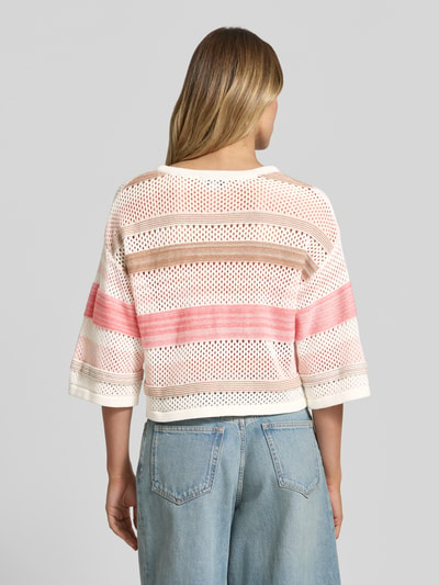 Frauenmodel trägt Strickpullover mit V-Ausschnitt und 3/4-Arm von More & More im Baumwoll-Mix, Boxy Fit, bunte Streifen, Ganzkörperansicht Rückansicht.