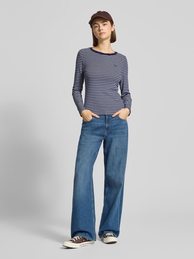Modelka kobieca nosi granatowy w paski Slim Fit Longsleeve mit Logo-Stitching Modell 'Essential' od Levi's®, bawełna, widok całej sylwetki z przodu.