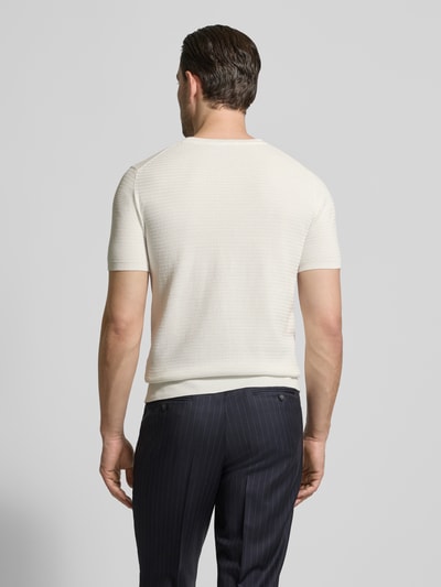Männermodel trägt Strickshirt mit Rundhalsausschnitt von Manuel Ritz aus Reine Baumwolle, Regular-Fit, dezente Struktur, Rückenlänge 65 cm, Ganzkörperansicht Rückansicht.