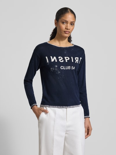 Frauenmodel trägt Longsleeve mit Linksdruck und Rundhalsausschnitt von monari in Dunkelblau und Weiß, reine Baumwolle, Regular Fit, Ganzkörperansicht von vorne.