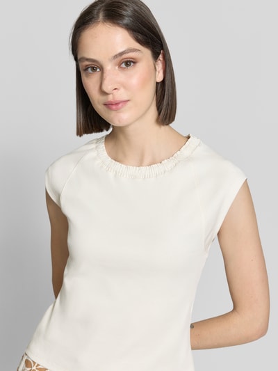Frauenmodel trägt T-Shirt mit Rundhalsausschnitt von ROBE LÉGÈRE aus Baumwoll-Elasthan-Mix, Slim-Fit, Kappärmel, cremefarben, Nahaufnahme Oberkörper.