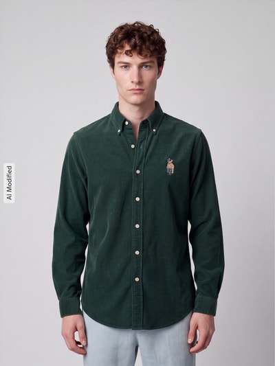 Männermodel trägt dunkelgrünes Custom Fit Freizeithemd aus reiner Baumwolle mit POLO BEAR Stitching von Polo Ralph Lauren, Nahaufnahme Oberkörper, Herren Freizeithemd, KI-modifiziertes Bild.