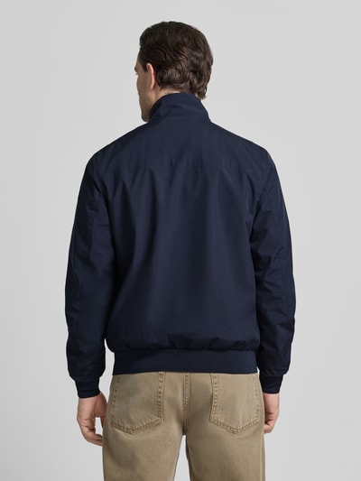 Männermodel trägt Regular fit Jacke mit Stehkragen Modell 'Finlay' von SAVE THE DUCK in Dunkelblau, Zweiwegereißverschluss, Rückansicht Ganzkörperansicht