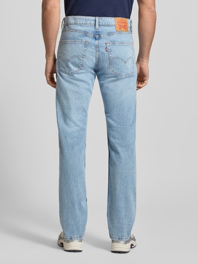 Męski model nosi Straight Fit Jeans mit 5-Pocket-Design od Levi's®, jasnoniebieski denim, prosty krój, zdjęcie całej sylwetki z tyłu.