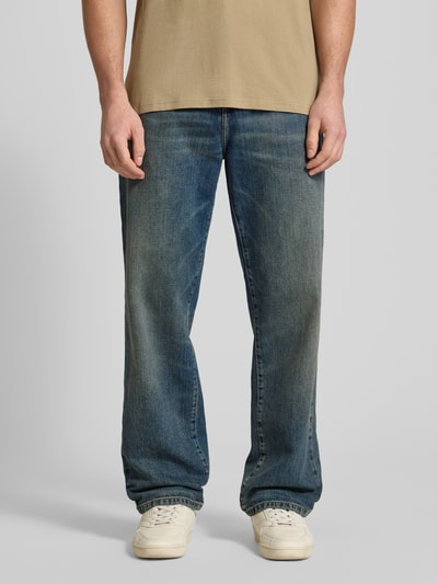 Mannenmodel draagt jeans im Used-Look model 'AARON' van Carhartt Work In Progress, puur katoen, relaxed fit, blauwe tinten, bandwijdte maat 32: 44 cm, binnenbeenlengte maat 32: 77 cm, voorkant volledige lichaamsweergave.