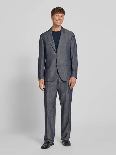Męski model nosi Modern Fit Sakko aus Schurwoll-Leinen-Mix Modell 'KARLO243X' od HUGO w odcieniach szarości, gładka tekstura, Ganzkörperansicht von vorne.