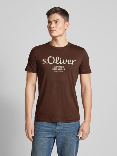 s.Oliver RED LABEL T-shirt o kroju regular fit z czystej bawełny z nadrukiem z logo i napisem Średniobrązowy 4