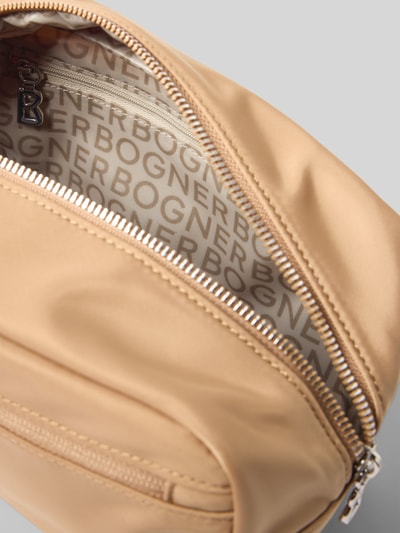 Produktfoto, Kosmetiktasche mit Label-Detail Modell 'verbier play 1.0' von BOGNER in Beige, Reißverschluss am Hauptfach, Innenfutter mit Logo, Trageschlaufe.