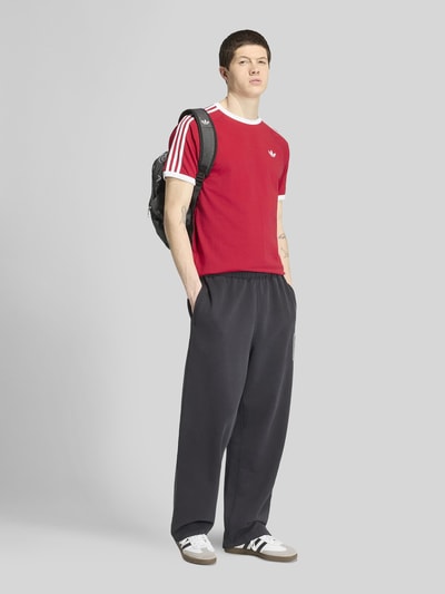 adidas Originals T-shirt o kroju regular fit z czystej bawełny z wyhaftowanym logo Bordowy 1