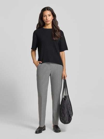 Frauenmodel trägt graue Hose mit Längsnähten Modell 'LILLYTH NEW' von Raphaela By Brax, Super Slim Fit, Ganzkörperansicht von vorne.
