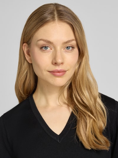 Vrouwenmodel draagt gebreid shirt met V-hals model 'Katie' van FREE/QUENT, viscosemix met stretch, regular fit, nahaufnahme bovenlichaam.