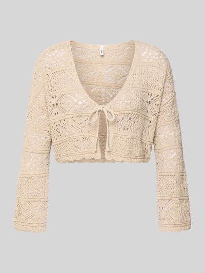 Produktfoto, Cropped Strickjacke aus recyceltem Baumwoll-Mix Modell 'BEACH LIFE' von Only, jasnobeżowy kolor, luźny krój, ażur, wiązanie, dekolt V, długi rękaw, muszelkowe wykończenia, dzianina