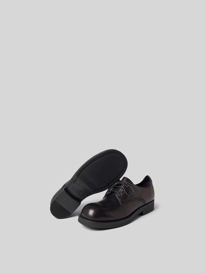 Produktfoto, Derby-Schuhe mit Schnürverschluss von MM6 Maison Margiela mit abgerundeter Form, Ziernähten, glatter Sohle in Schwarz