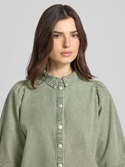 Vrouwenmodel draagt Regular Fit overhemdblouse uit viscosemix model 'Bono' van LOLLYS LAUNDRY, denimlook in groen, half lange mouwen, overhemdkraag, volledige knoopsluiting, katoen- en viscosemix, detailopname bovenlichaam.