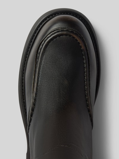 Produktfoto, czarny Stiefel aus Leder mit Reißverschluss Modell 'CPH760' von Copenhagen, zaokrąglony czubek, naturalna skóra, zamek błyskawiczny, wysokość obcasa: 4 cm, wysokość cholewki: 27 cm, szerokość w rozmiarze 40: 16 cm, tekstura gładka, detal zdjęcia.