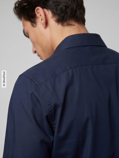Männermodel trägt OLYMP Level Five Body Fit zakelijk overhemd uit katoenmix in effen kleuren met gestikt logo, detailopname rug, KI-modifiziertes Bild