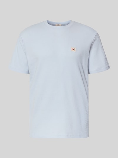 Produktfoto, Regular Fit T-Shirt mit Logo-Patch von Calvin Klein Jeans aus Baumwoll-Mix mit Strukturmuster, Rundhalsausschnitt, hellblau