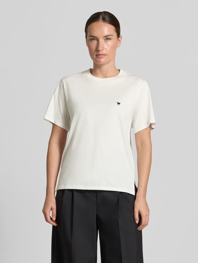 Frauenmodel trägt Regular Fit T-Shirt aus reiner Baumwolle Modell 'VENACO' von Weekend Max Mara, cremefarben, schwarze Hose, Ganzkörperansicht von vorne, Damen T-Shirt von Weekend Max Mara.