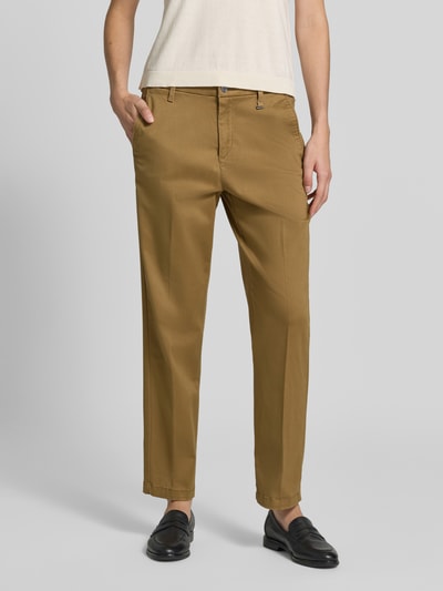 Vrouwenmodel draagt regular fit chino uit lyocellmix van MAC in camel, lichte glans, rechte pijpen, Dames chino, close-up vooraanzicht