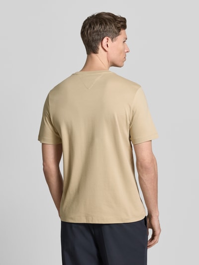 Männermodel trägt Regular Fit T-Shirt aus reiner Baumwolle von Tommy Hilfiger, beige, unifarben, kurzarm, Rückansicht, Ganzkörperansicht.