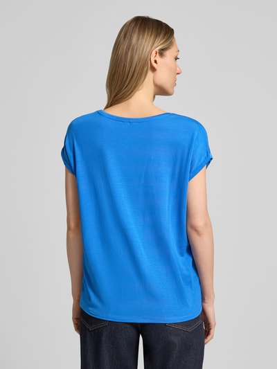 Vrouwenmodel draagt Relaxed Fit T-shirt uit lyocellmix model 'AVA' van Vero Moda in mêlee-look met boothals en korte mouw, achterkant volledige lichaamsweergave