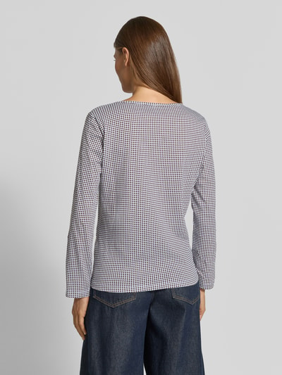 Vrouwenmodel draagt Regular Fit shirt met lange mouwen van puur katoen van Tom Tailor, Dames, in blauw-wit geruit patroon, volledige achterkantaanzicht
