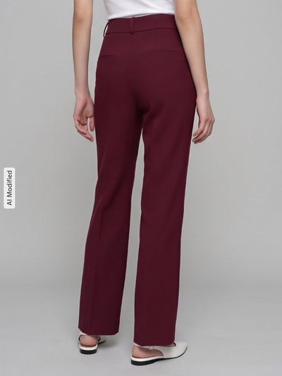 Vrouwenmodel draagt bordeauxrode wijdte broek van viscosemix, Weite Hose aus Viskose-Mix model 'RITA' van Selected, Dames Weite Hose, volledige lichaamsachteraanzicht, KI-modificeerd beeld