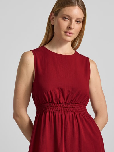 Frauenmodel trägt Midikleid aus Viskose-Mix mit Leinen-Anteil von MSCH Copenhagen, Modell 'Daria', Rundhalsausschnitt, elastisches Taillenband, A-Linie, Nahaufnahme Oberkörper.
